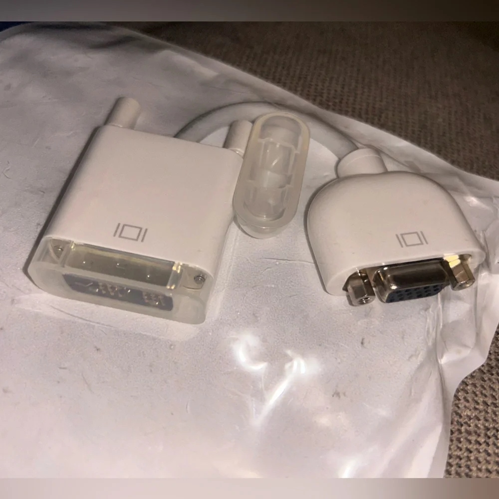 Apple DVI-to-VGA Adapter Cable in White
